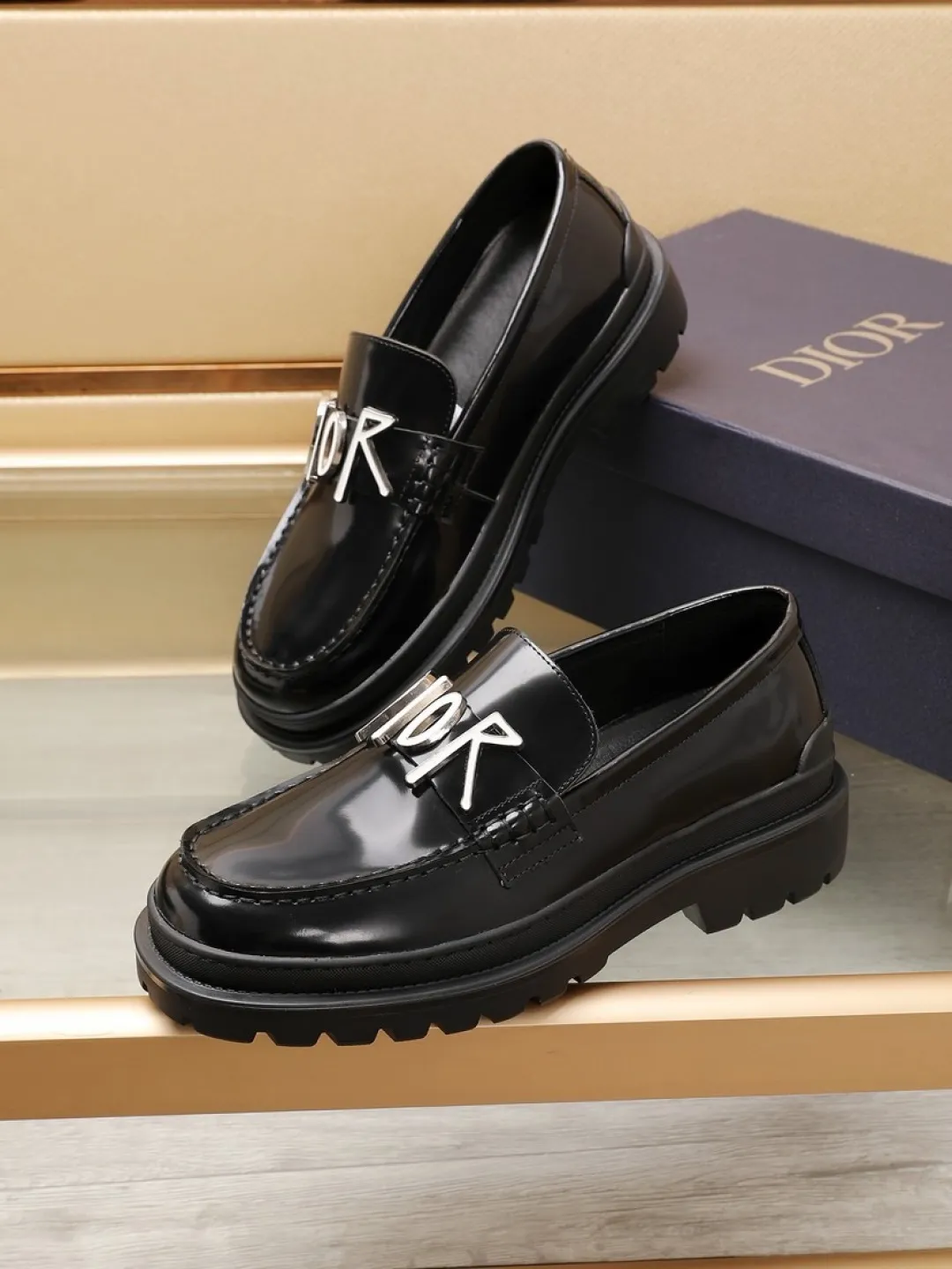 Factory P460💰dior 🆕Men's classic loafers, which combine classic shoe styles with retro California style. Slipper style design, easy to put on and take off. Crafted from smooth top-grain cowhide leather, they feature a rubber lugged sole and the DIO* AND SHAWN signature in brass and enamel. Wear it with casual clothing or a suit. Size: 38-44 (45.46 customized)